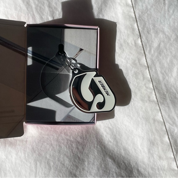 (New in Box) Glossier Member Exclusive Logo Keychain - Picture 5 of 5